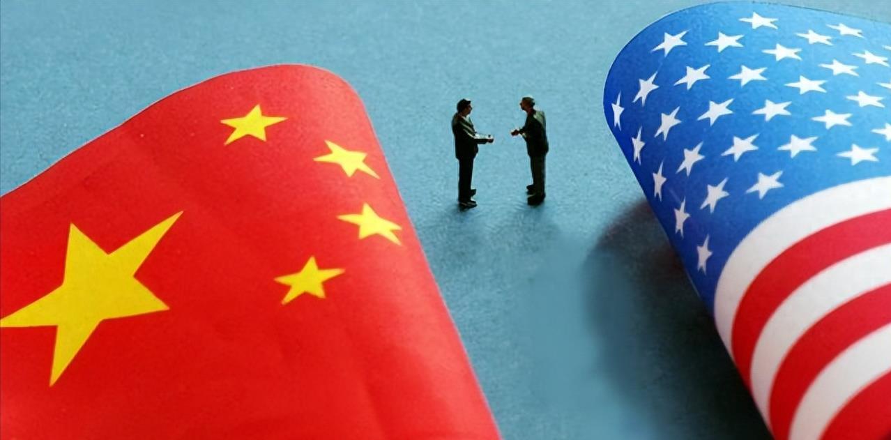 驴友登山意外发现大量蛇出没警示牌，自然与人类共存的微妙平衡