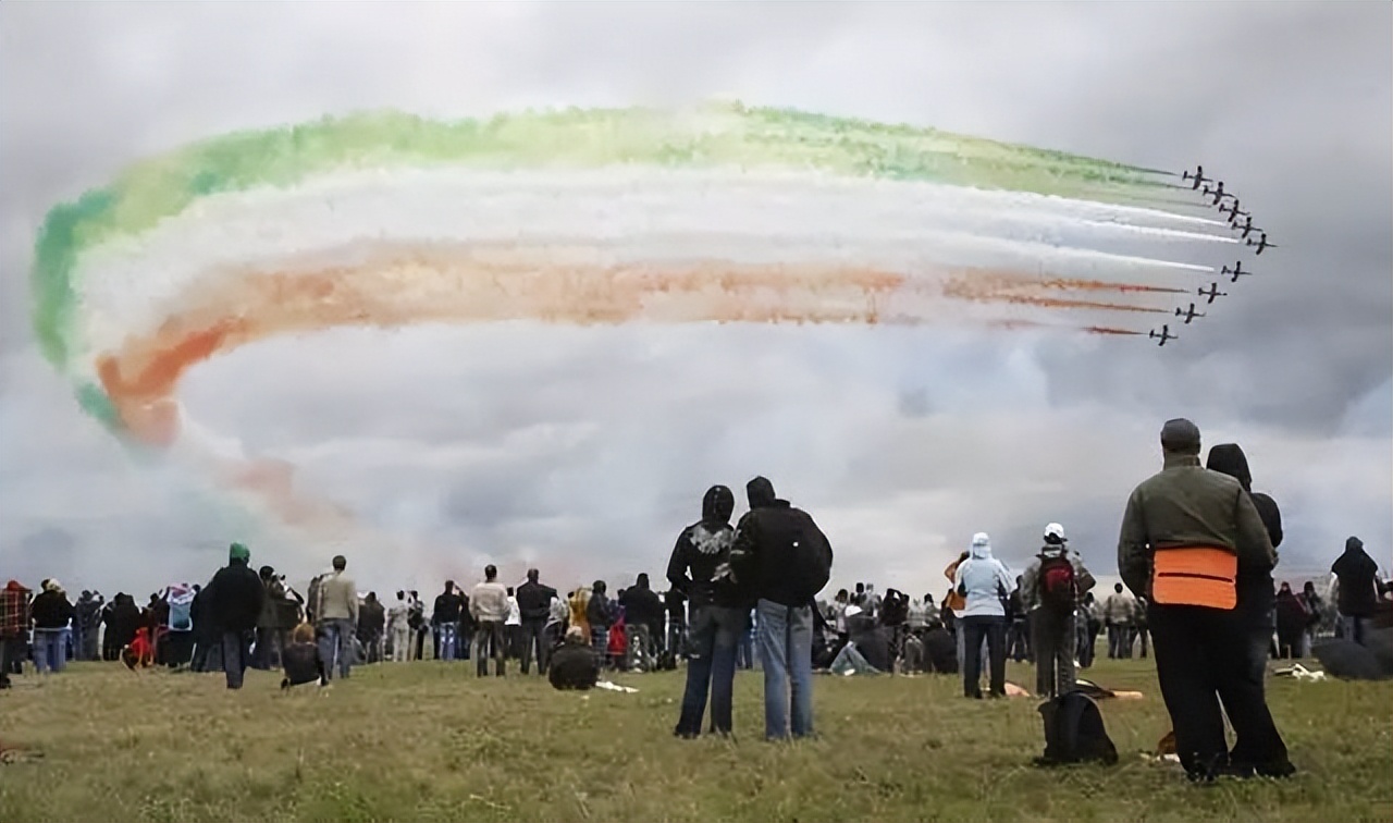 惊天一幕，房东收房时发现蓝色瓶子，竟引警方介入