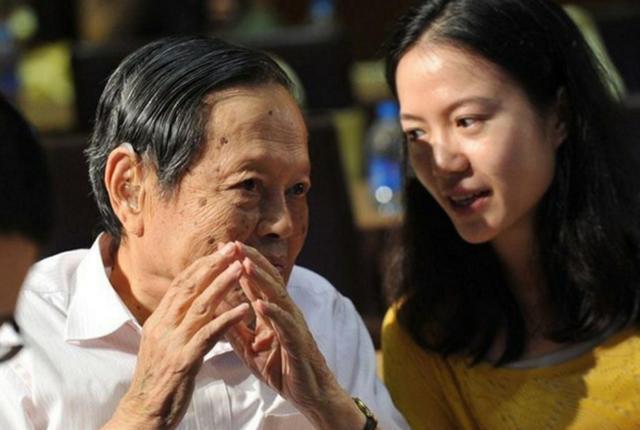 鲜花簇拥的致敬,杨振宁雕像前的深情礼赞 鲜花簇拥的致敬,杨振宁雕像前的深情礼赞