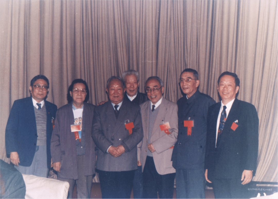 缅怀巨擘，杨振宁先生与室内鲜花的深情故事