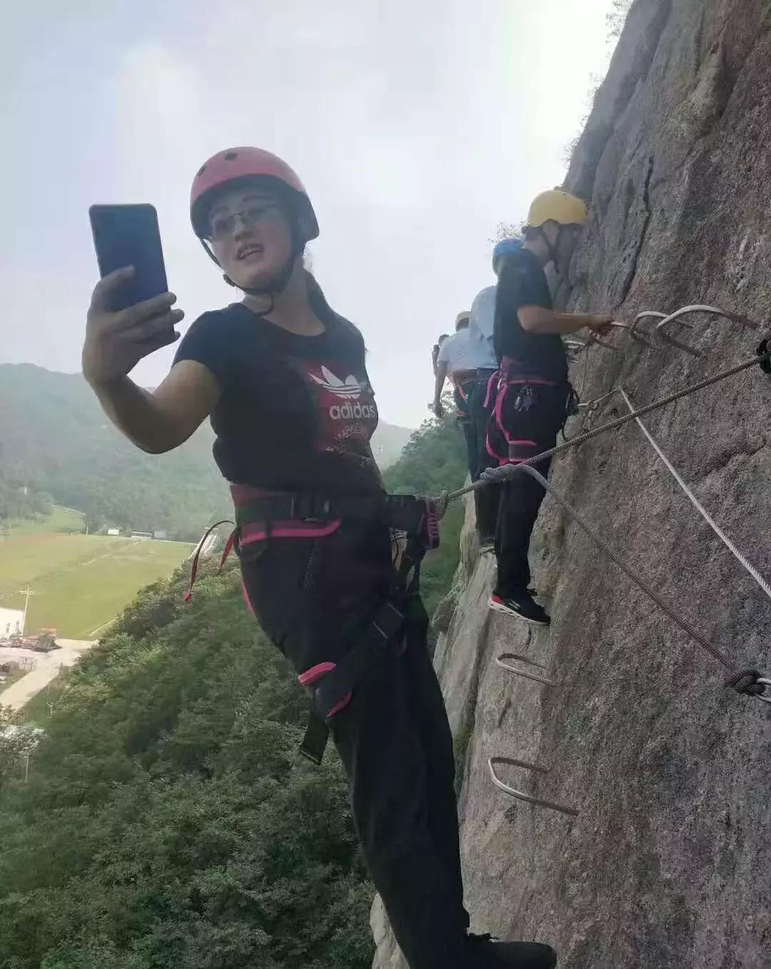 攀岩悄然破圈，打工人排队上墙的背后故事