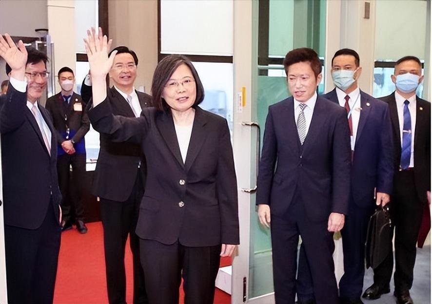 爱情启航，机场88块屏幕见证新人结婚请柬的浪漫之旅