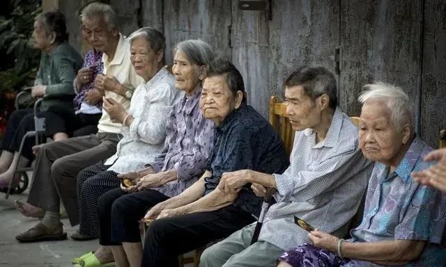 60岁老人勇救落水父子，生命最后的壮丽篇章