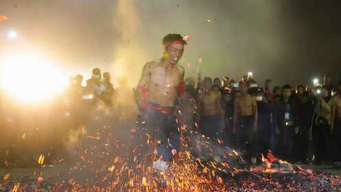 青春无畏，18岁少年赤足勇闯火海，生死瞬间彰显英雄本色