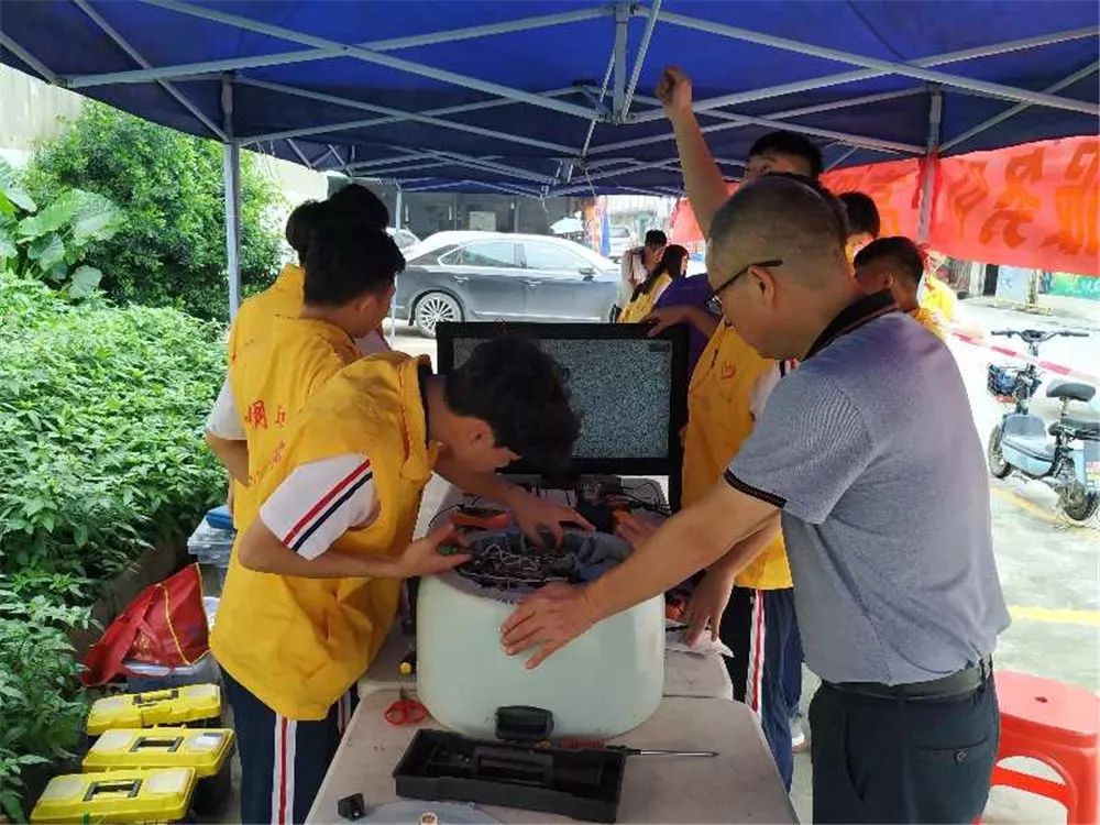 体育老师变身理发师，用技术传递爱心与温暖