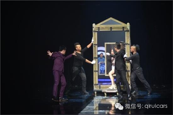 舞台上的惊魂瞬间，张靓颖演唱会意外跌落两米的挑战与重生