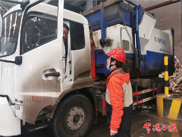 垃圾车向渭河倾倒垃圾,清运人员被拘的背后 垃圾车向渭河倾倒垃圾,清运人员被拘的背后