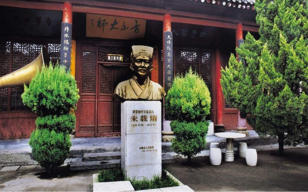 卢浮宫大劫案，艺术殿堂的惊世一刻