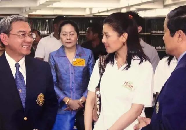 英国安德鲁王子，放弃王室头衔的背后与影响