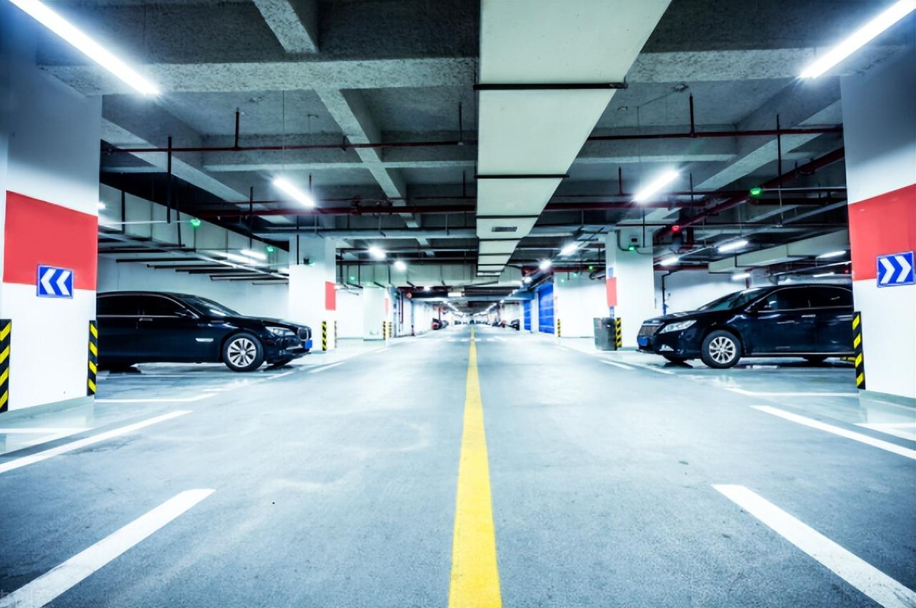 国企员工女子酒驾撞劳斯莱斯，一场不该发生的悲剧