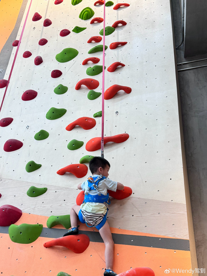 小脚丫的大冒险，宝宝在攀岩坡上的逛街奇遇