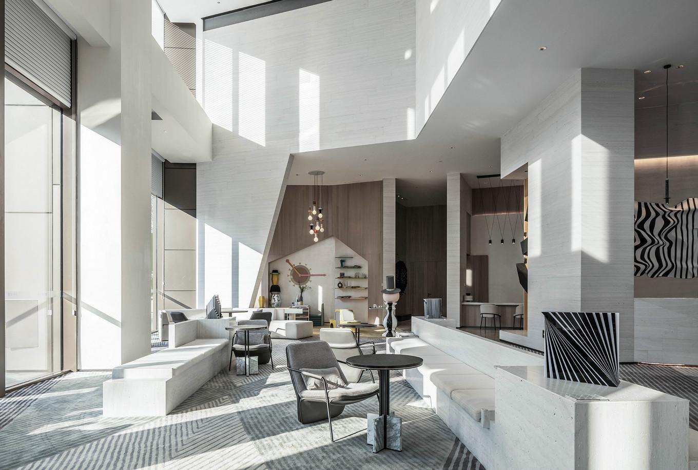 驴友登山意外发现大量蛇出没警示牌，自然与人类共存的微妙平衡