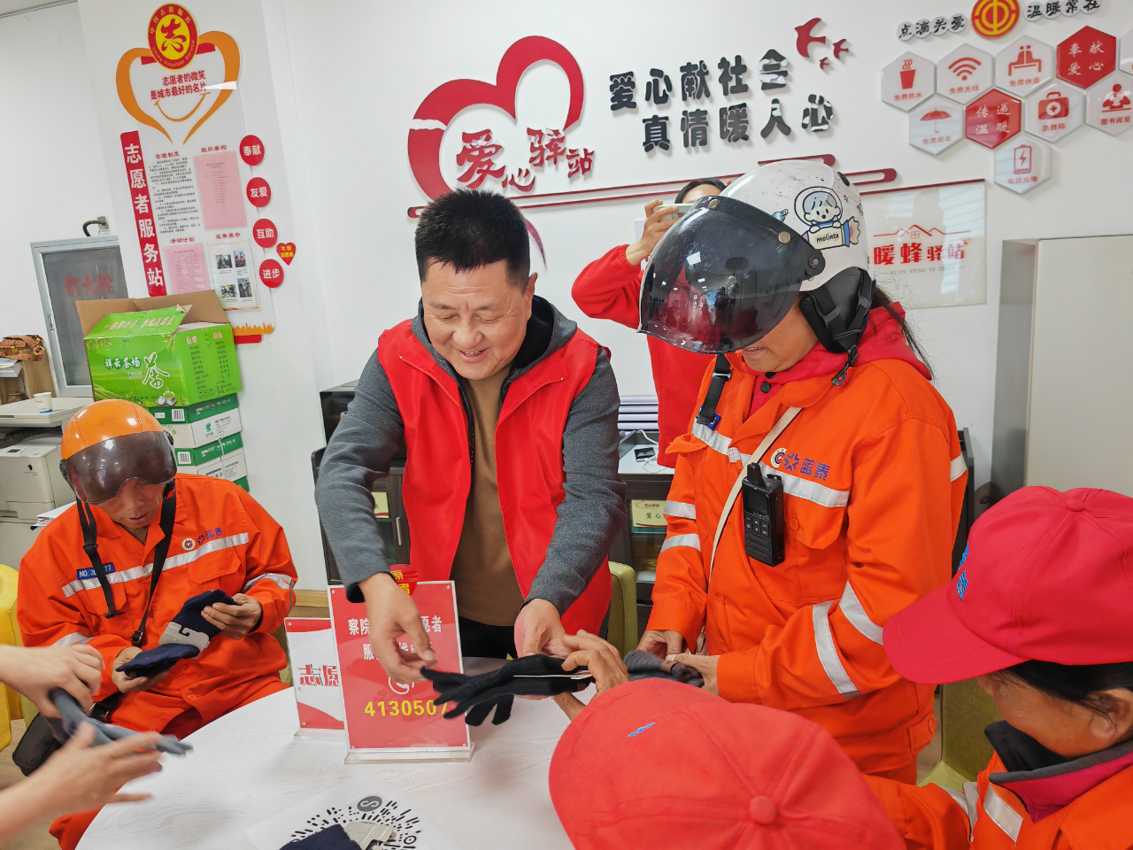 体育老师变身理发师，用技术传递爱心与温暖