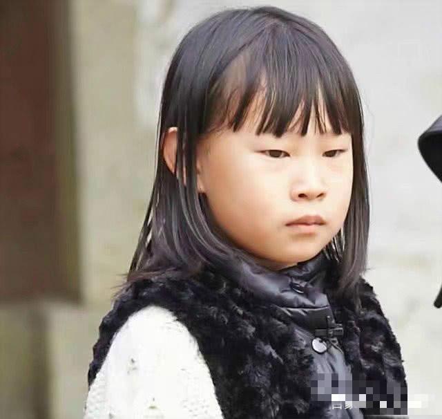 闪耀新星，沈佳润首登杂志封面，绽放璀璨光芒