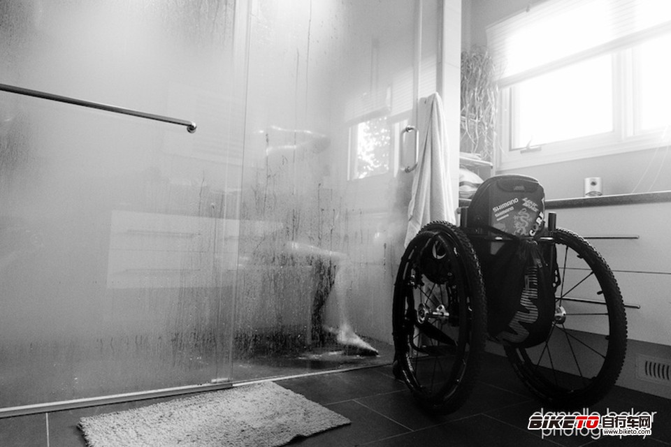 轮椅上的坚韧之光，24岁轮椅女孩的健美冠军之路