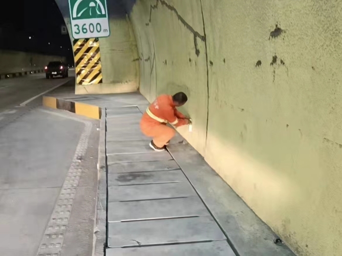 男子上下班途中善举，擦亮桥洞反光板，温暖人心的小事