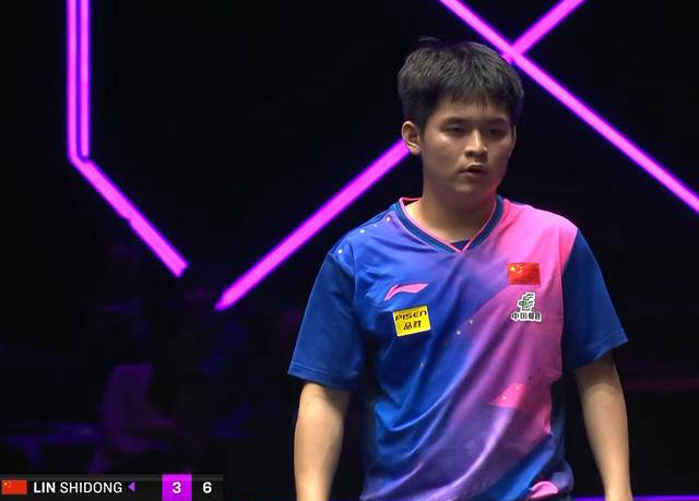 传承与激励，王励勤为王楚钦、林诗栋颁发荣誉奖杯