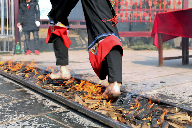 青春无畏，18岁少年赤足勇闯火海，生死瞬间彰显英雄本色