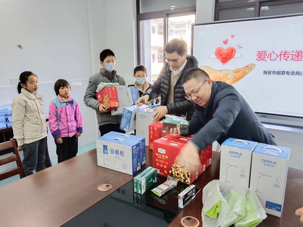 体育老师变身理发师，用技术传递爱心与温暖