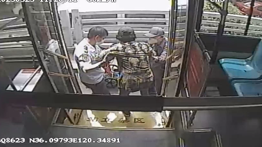 男子上下班途中善举，桥洞反光板焕然一新