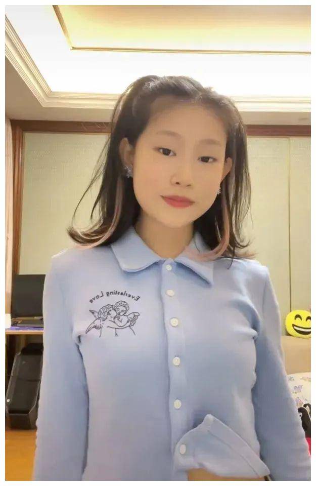 闪耀新星，沈佳润首登杂志封面，绽放璀璨光芒