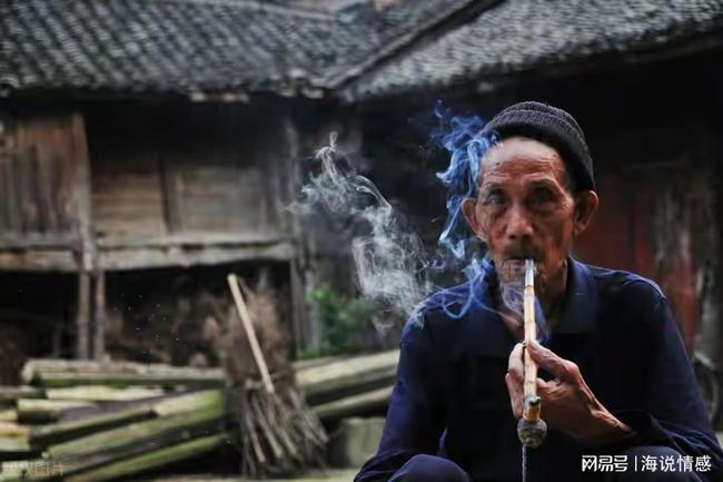 夕阳下的英雄梦，小伙带村里老人圆三国之梦