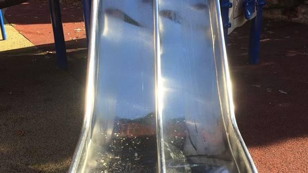 男童游乐场摔伤,家长索祛疤费遭拒引发的思考 男童游乐场摔伤,家长索祛疤费遭拒引发的思考