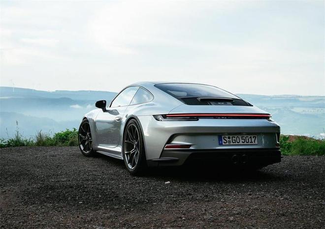 保时捷官方回应，多款油车停产传闻不实，电动化战略持续推进