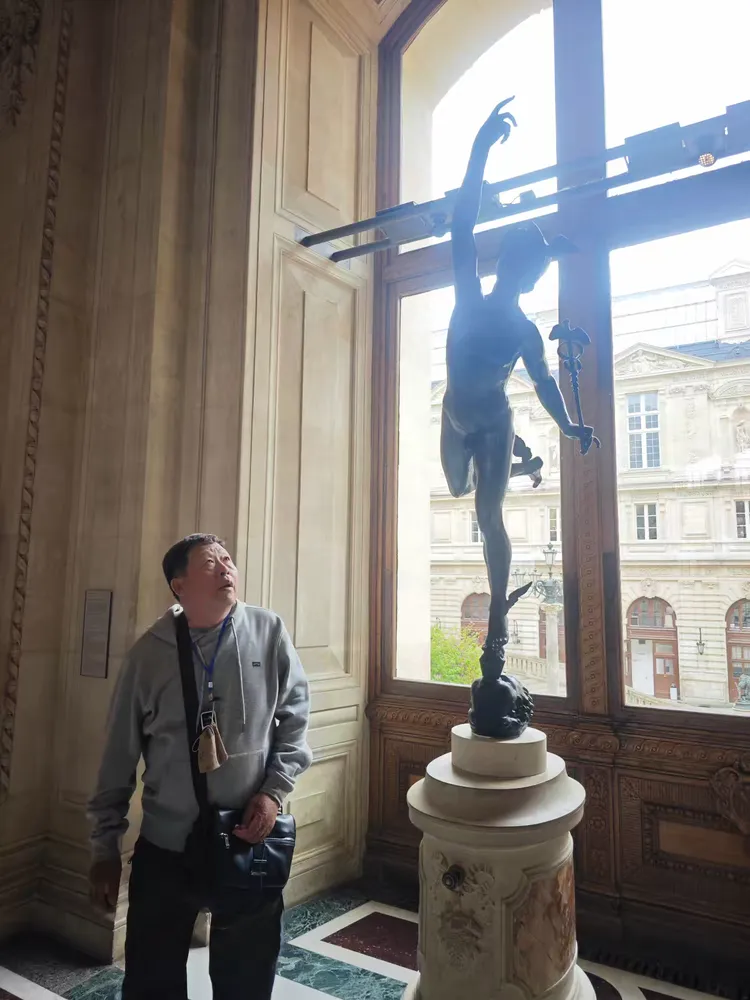 卢浮宫盗贼惊天一跃，破窗而入与起重机的神秘身影