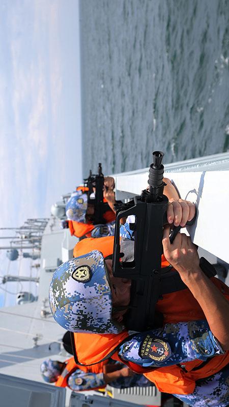 解放军驻香港部队组织联合巡逻，维护一国两制下的和平与稳定