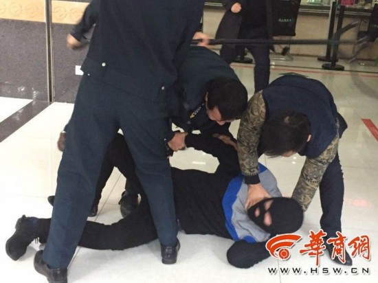 蒙面人持械抢劫，卢浮宫艺术瑰宝的惊天劫案