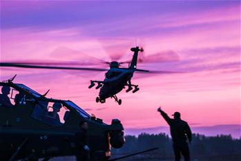 近距离揭秘，歼-16—中国空中的铁鹰火力展现