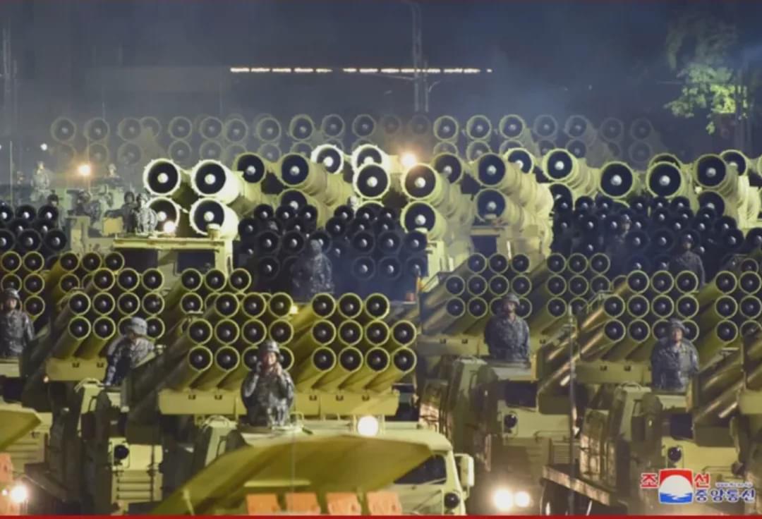 金正恩连续八次深夜阅兵，朝鲜政治与军事的夜行者