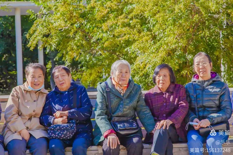 夕阳下的英雄梦，小伙带村里老人拍夕阳红版三国