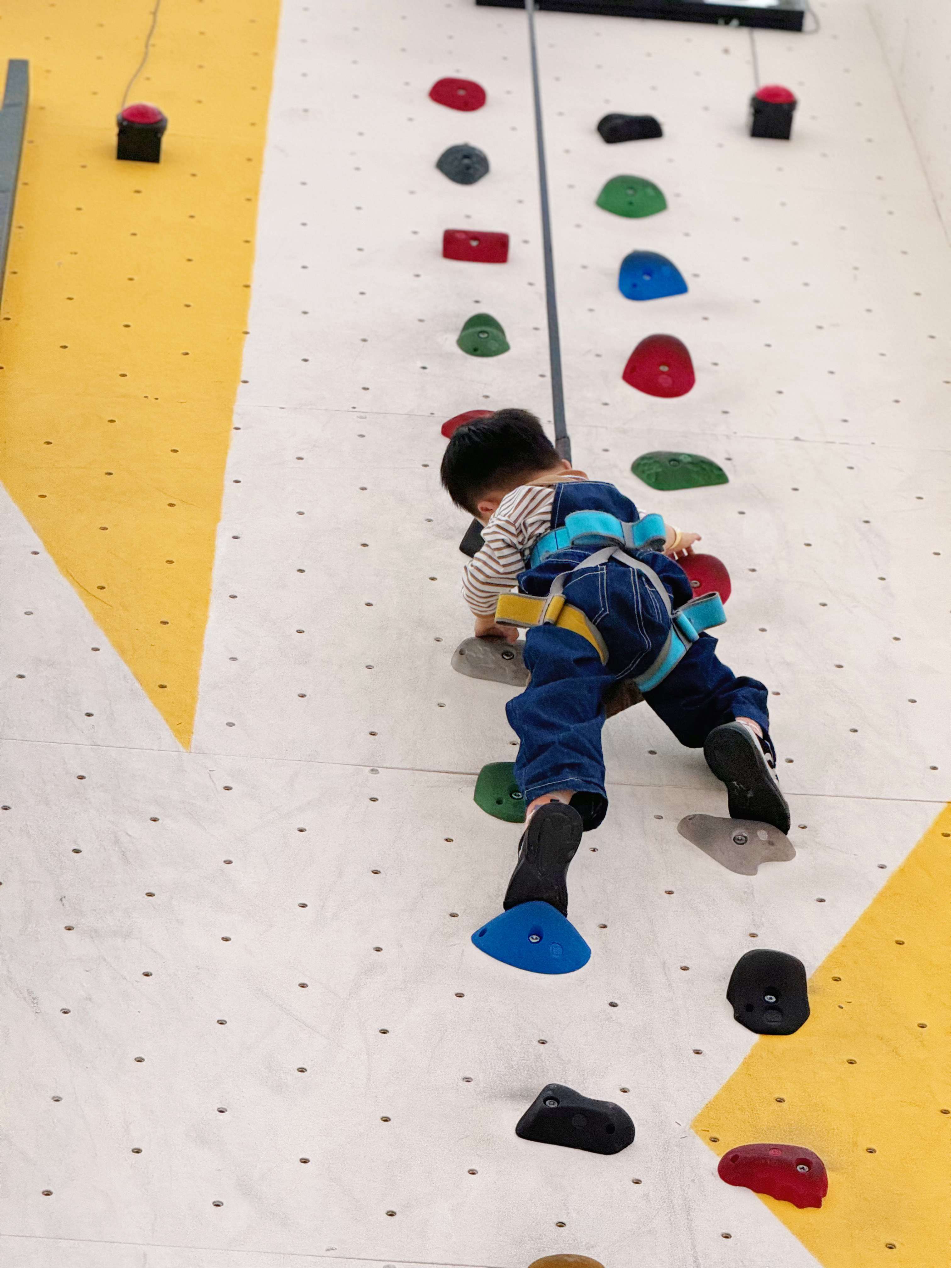 小脚丫的大冒险，宝宝在攀岩坡上的逛街奇遇