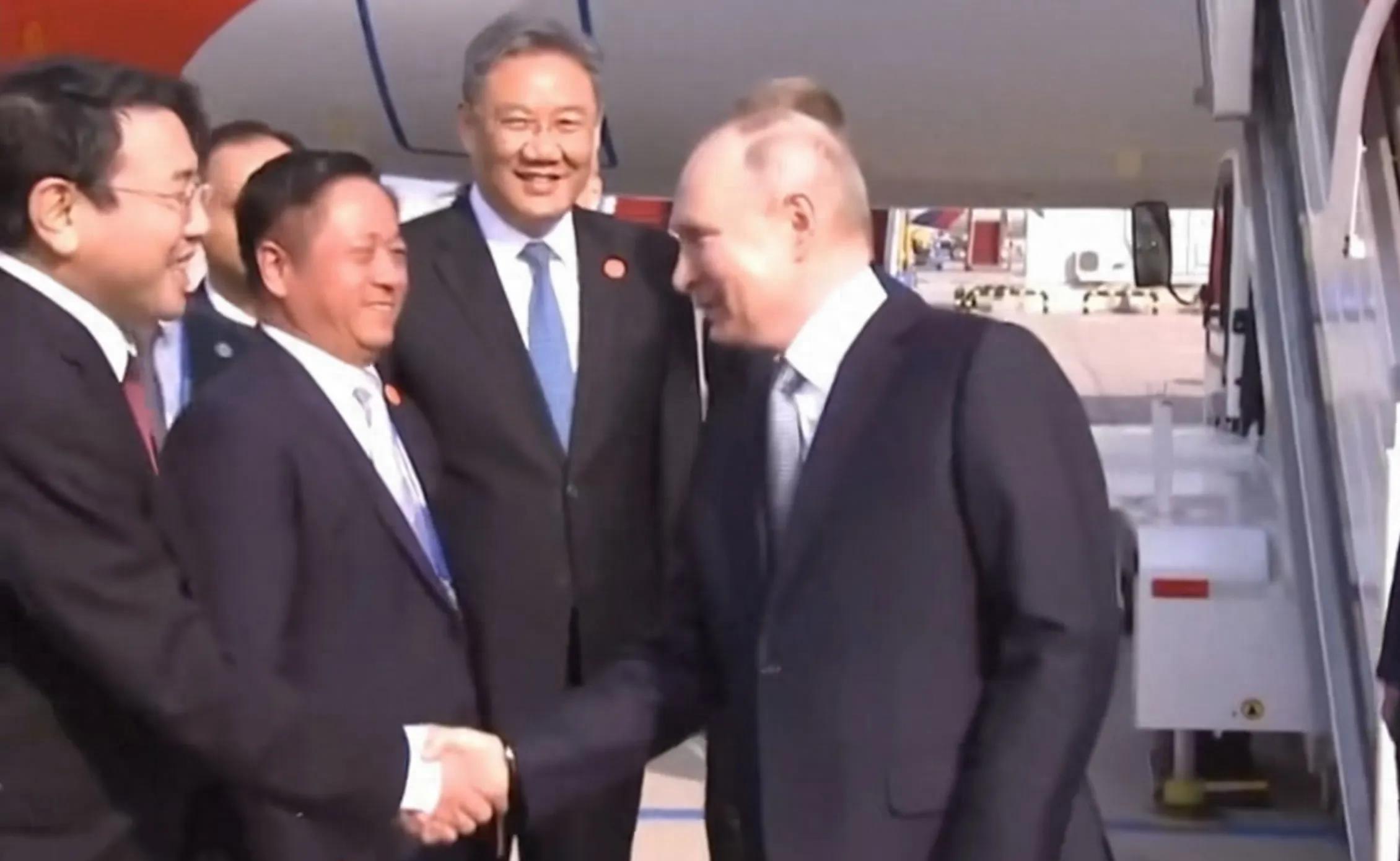 爱情启航，机场88块屏幕见证新人结婚请柬的浪漫之旅