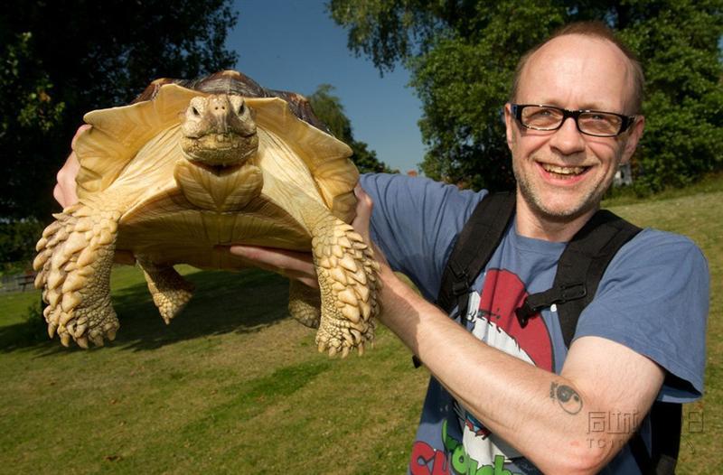 男子与他的幸运乌龟，九年的陪伴与成长