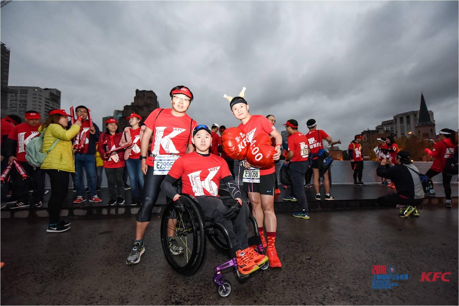 酒席上的小大人，为小朋友特别准备的肯德基两桌盛宴