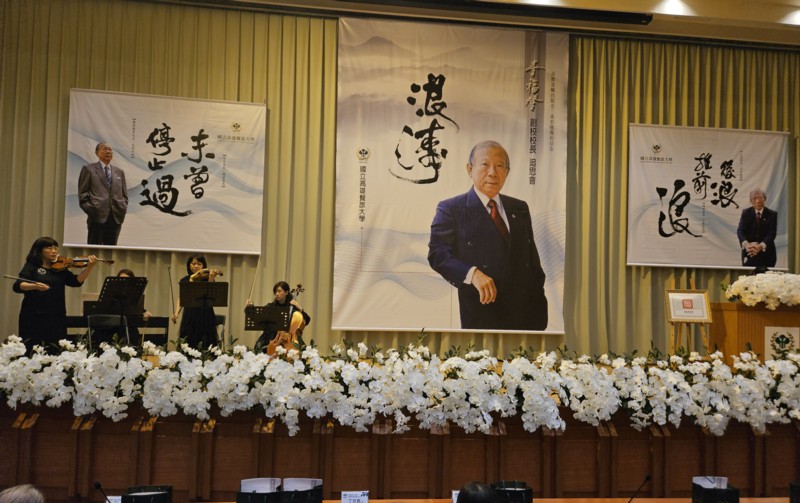 缅怀巨擘，杨振宁先生与室内鲜花的深情故事