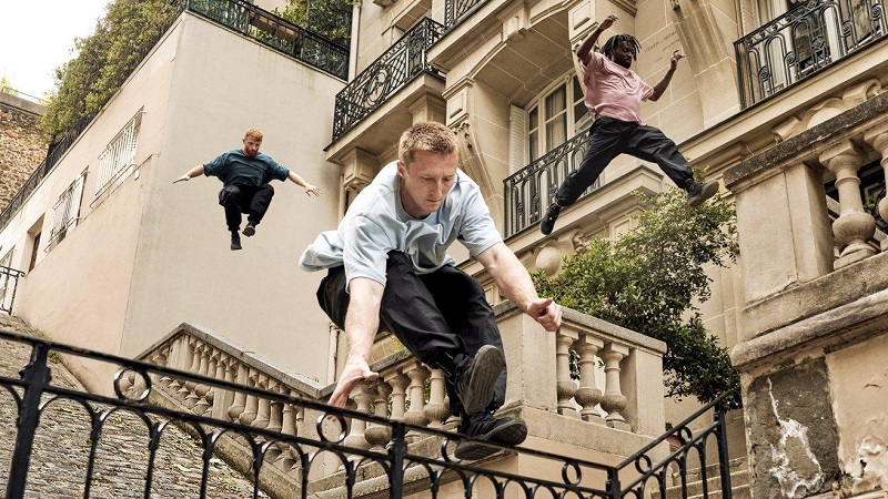 卢浮宫盗贼惊天一跃，破窗而入与起重机的神秘身影