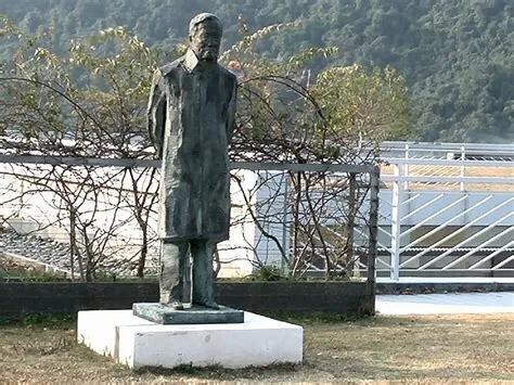 鲜花簇拥的致敬,杨振宁雕像前的深情礼赞 鲜花簇拥的致敬,杨振宁雕像前的深情礼赞