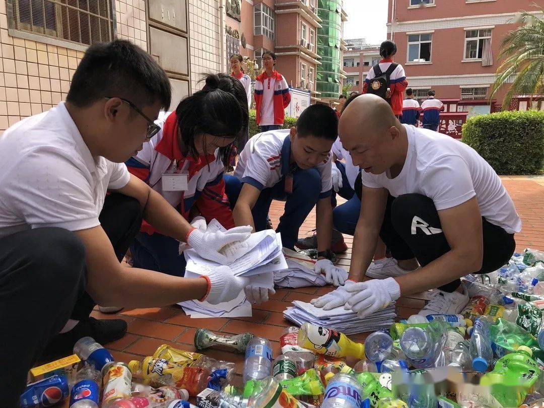 黑板上的环保宣言,一场由高中生发起的废瓶回收行动 黑板上的环保宣言,一场由高中生发起的废瓶回收行动
