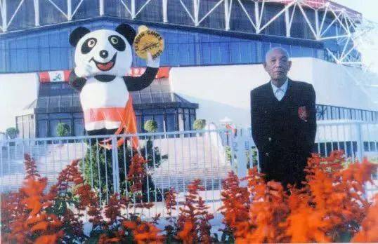 新中国首位奥运旗手张长禄逝世，从战场到领奖台的百年传奇