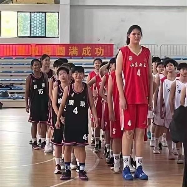 9分58秒狂砍28分！张子宇刷新历史纪录，中国女篮新生代核心崛起