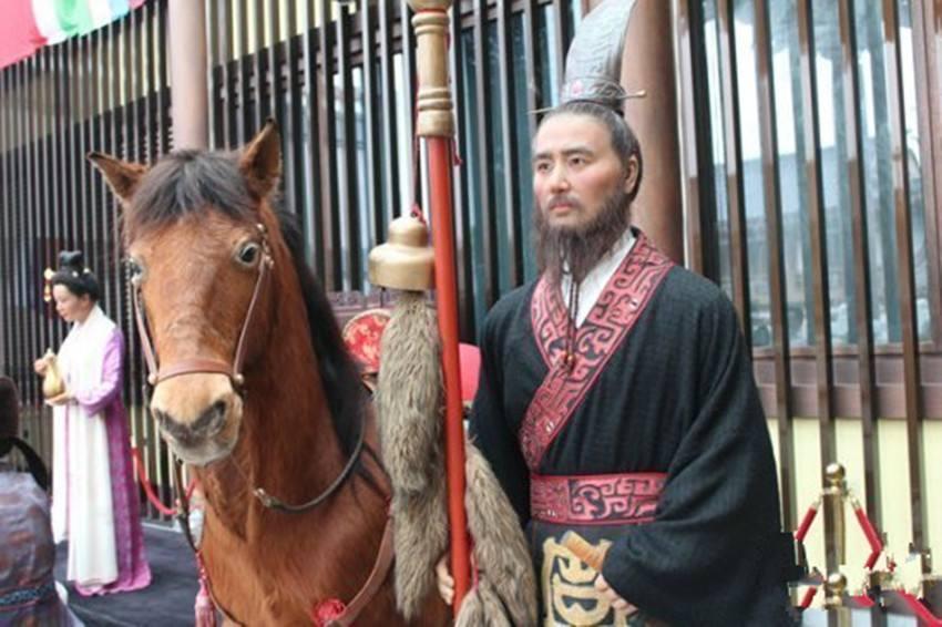 驴友投喂野猴被飞踹，一次惊心动魄的户外探险经历