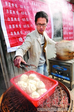 高学历与市井烟火碰撞，杭州硕士摆摊卖包子的现象折射当代青年就业新图景