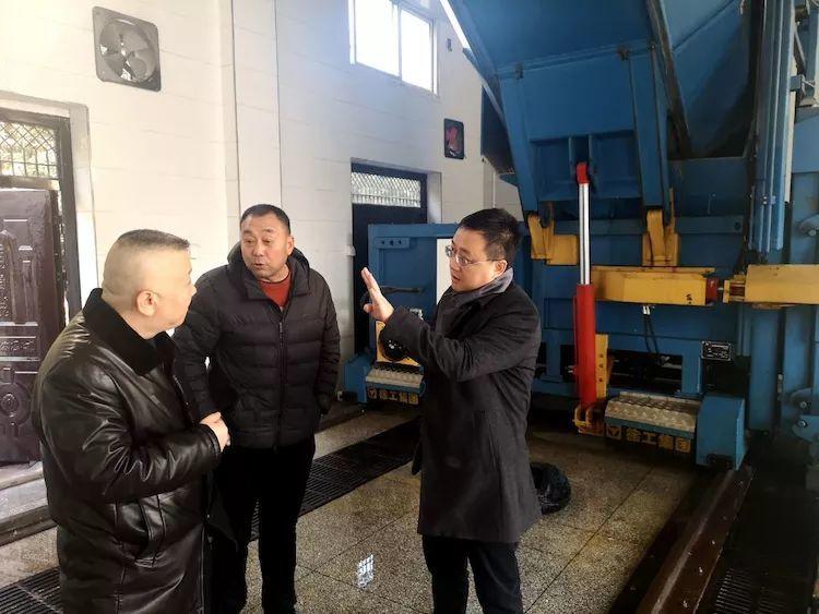 未拴绳的宠物狗绊倒女子,术后生命垂危,城市犬患治理亟待破题 未拴绳的宠物狗绊倒女子,术后生命垂危,城市犬患治理亟待破题