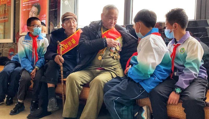 跨越时空的致敬，周润发时隔十年再颁最佳衣品，权志龙如何用时尚书写新传奇？