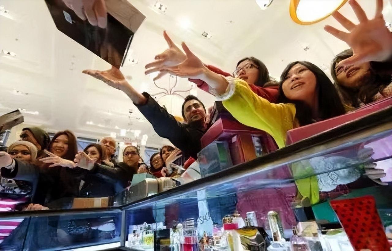 苹果突转向!曝将推出多款千元级产品,消费电子市场恐迎剧变 苹果突转向!曝将推出多款千元级产品,消费电子市场恐迎剧变