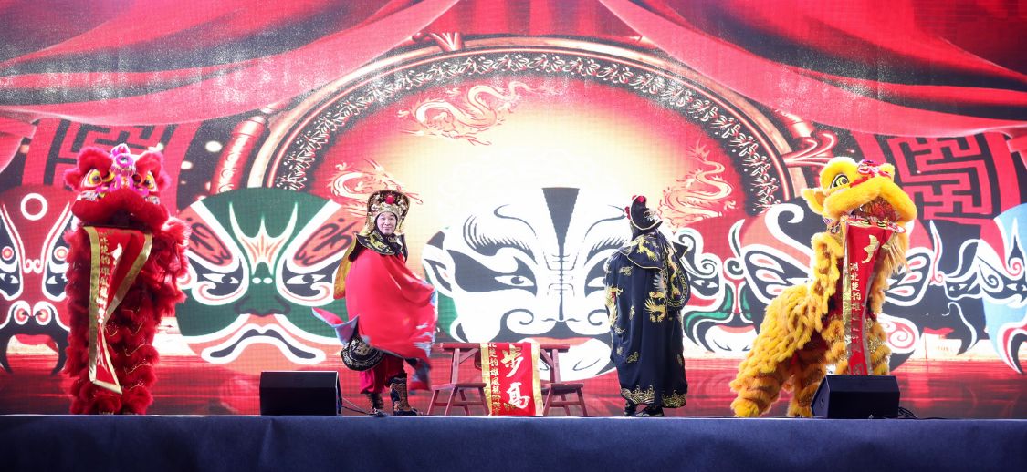 泰国11头粉象大皇宫前整齐鞠躬,一场震撼的传统文化表演 泰国11头粉象大皇宫前整齐鞠躬,一场震撼的传统文化表演